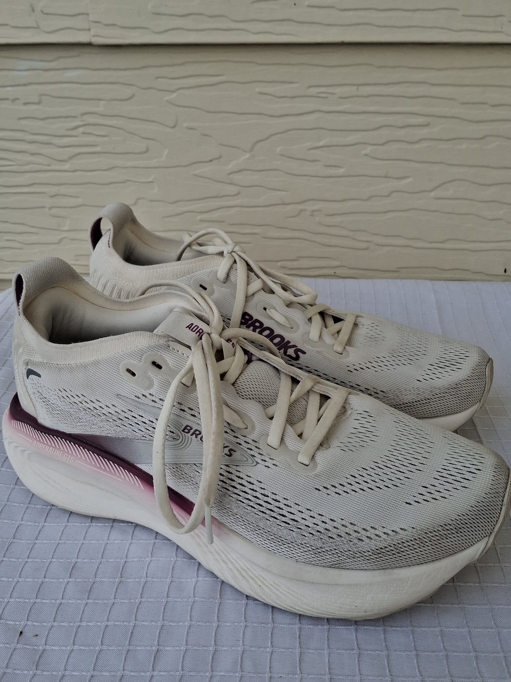 Brooks Adrenaline GTS 25 Shoes Womens Size 8.5 Coconut Argyle Running Sneaker